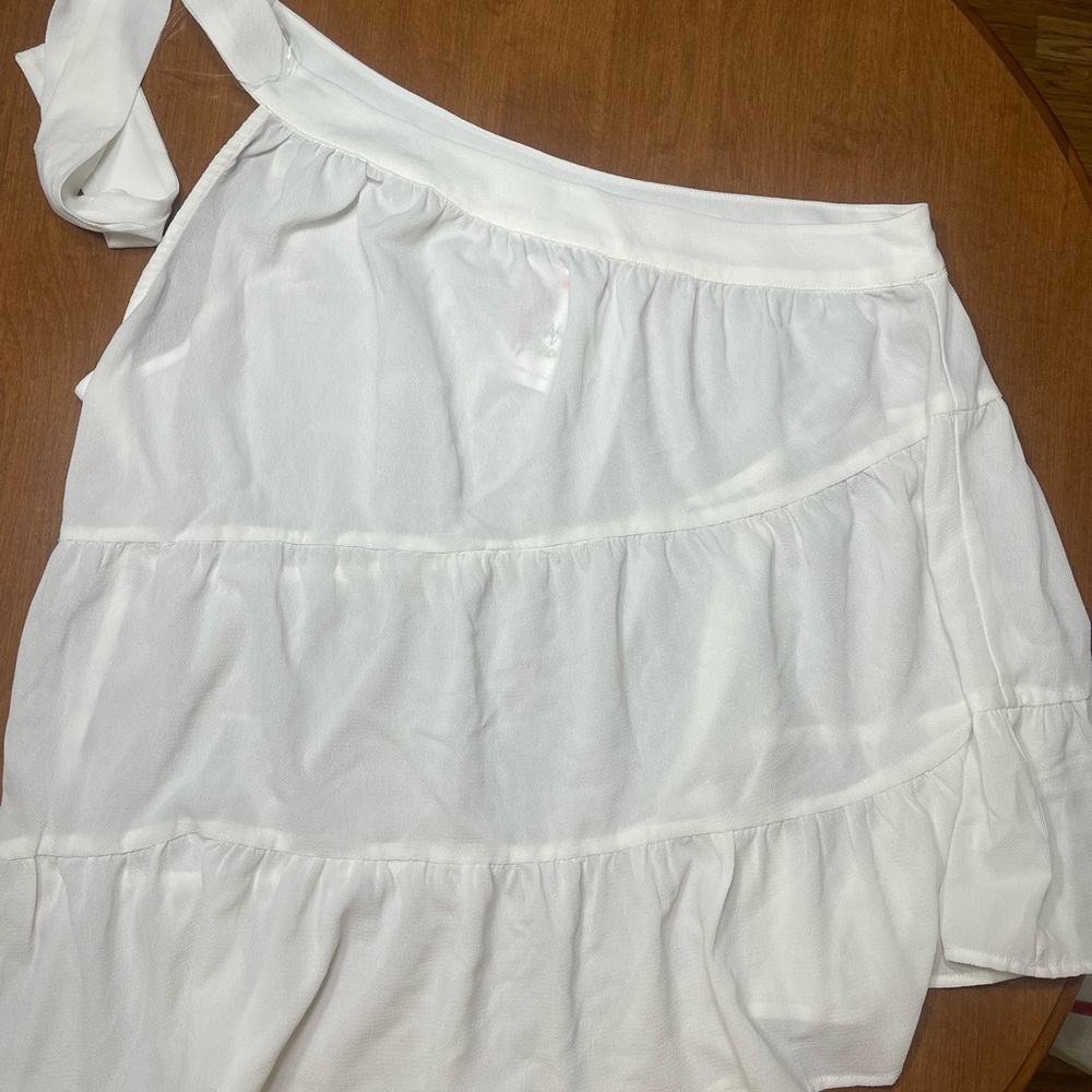 Elegant White Off-Shoulder Blouse size 22/24